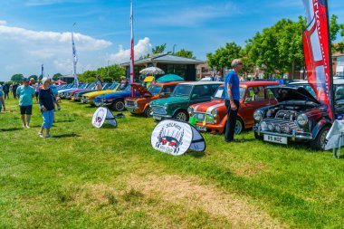 Ramsgate, Kent, İngiltere - 03 Haziran 2018: İnsanlar güneşli gün yıllık Ramsgate kova ve Spade klasik araba Ramsgate eski Motor ve motosiklet kulübü tarafından düzenlenen ve limanda ayarla ralli tadını çıkarın.