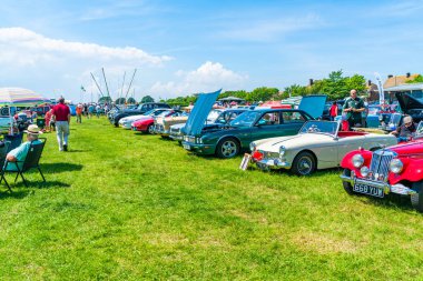 Ramsgate, Kent, İngiltere - 03 Haziran 2018: İnsanlar güneşli gün yıllık Ramsgate kova ve Spade klasik araba Ramsgate eski Motor ve motosiklet kulübü tarafından düzenlenen ve limanda ayarla ralli tadını çıkarın.