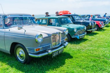 Ramsgate, Kent, İngiltere - 03 Haziran 2018: İnsanlar güneşli gün yıllık Ramsgate kova ve Spade klasik araba Ramsgate eski Motor ve motosiklet kulübü tarafından düzenlenen ve limanda ayarla ralli tadını çıkarın.