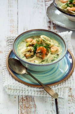 Kremalı deniz mahsulleri güveci taze dereotu ile süslenmiş