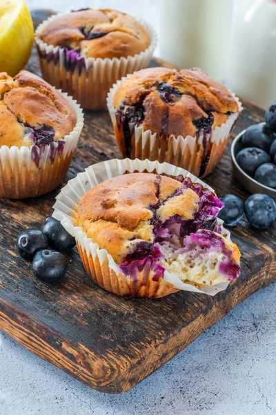 Muffins Caseros Arándanos Limón Tablero Madera — Foto de Stock