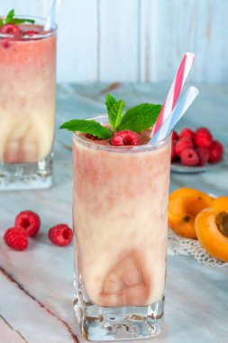 Şeftali ve ahududu melba güler yüzlü taze meyve ve nane ile süslenmiş