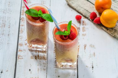 Şeftali ve ahududu melba güler yüzlü taze meyve ve nane ile süslenmiş