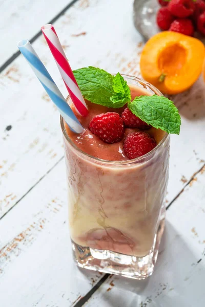 Şeftali ve ahududu melba güler yüzlü taze meyve ve nane ile süslenmiş