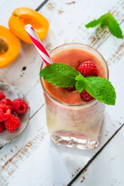 Şeftali ve ahududu melba güler yüzlü taze meyve ve nane ile süslenmiş