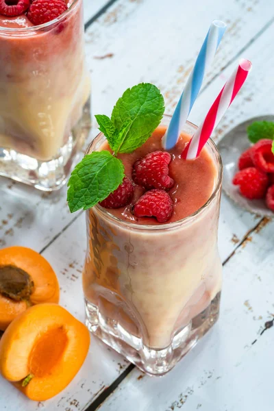 Şeftali ve ahududu melba güler yüzlü taze meyve ve nane ile süslenmiş