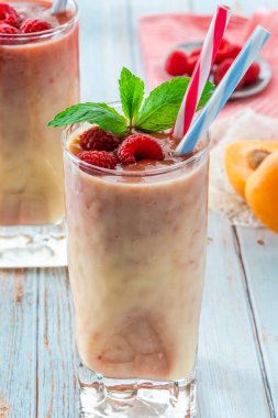 Şeftali ve ahududu melba güler yüzlü taze meyve ve nane ile süslenmiş