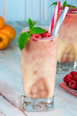 Şeftali ve ahududu melba güler yüzlü taze meyve ve nane ile süslenmiş