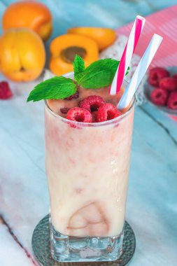 Şeftali ve ahududu melba güler yüzlü taze meyve ve nane ile süslenmiş