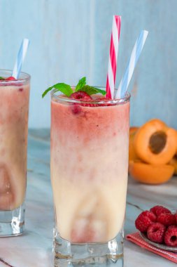 Şeftali ve ahududu melba güler yüzlü taze meyve ve nane ile süslenmiş