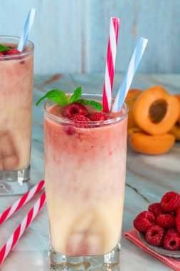 Şeftali ve ahududu melba güler yüzlü taze meyve ve nane ile süslenmiş