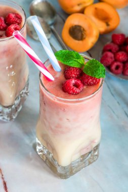 Şeftali ve ahududu melba güler yüzlü taze meyve ve nane ile süslenmiş