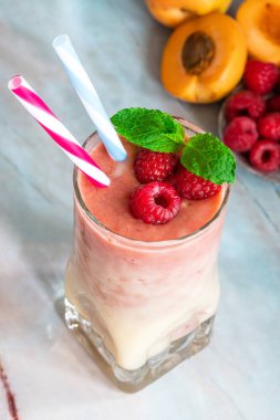 Şeftali ve ahududu melba güler yüzlü taze meyve ve nane ile süslenmiş