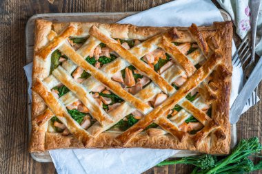 Somon ve brokoli tart ahşap kurulu - üstten görünüm