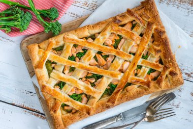 Somon ve brokoli tart - üstten görünüm