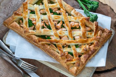 Somon ve brokoli tart ahşap kurulu - yüksek açılı görünüş