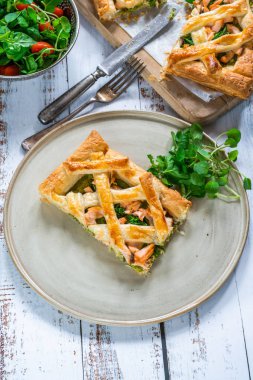 Taze yaprak salata - yüksek açılı görünüş ile somon ve brokoli tart