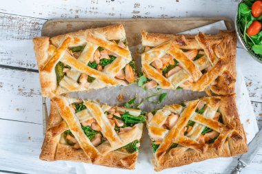 Somon ve brokoli tart ile taze yaprak salata - üstten görünüm