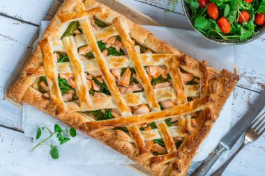 Somon ve brokoli tart ile taze yaprak salata - üstten görünüm