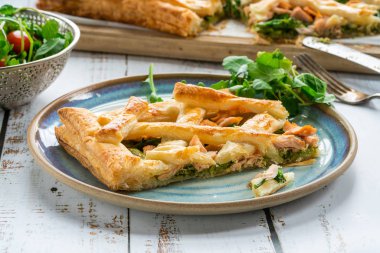 Taze yaprak salata ile somon ve brokoli tart