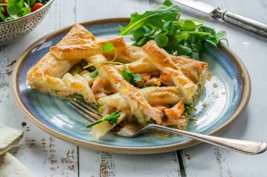 Taze yaprak salata ile somon ve brokoli tart