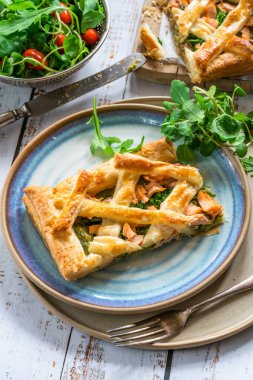 Taze yaprak salata - yüksek açılı görünüş ile somon ve brokoli tart