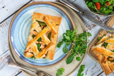 Somon ve brokoli tart ile taze yaprak salata - üstten görünüm