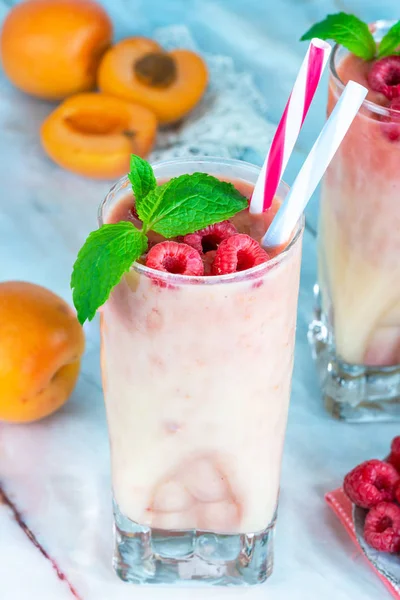 Şeftali ve ahududu melba güler yüzlü taze meyve ve nane ile süslenmiş