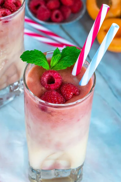 Şeftali ve ahududu melba güler yüzlü taze meyve ve nane ile süslenmiş