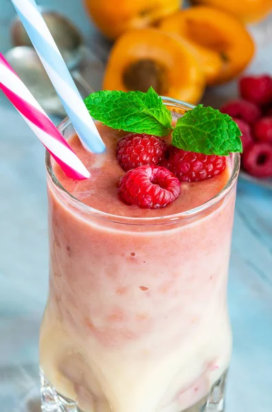 Şeftali ve ahududu melba güler yüzlü taze meyve ve nane ile süslenmiş