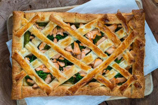 Somon ve brokoli tart ahşap kurulu - üstten görünüm