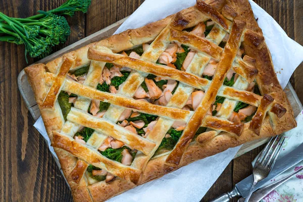 Somon ve brokoli tart ahşap kurulu - üstten görünüm