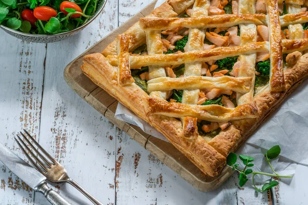 Taze yaprak salata - yüksek açılı görünüş ile somon ve brokoli tart