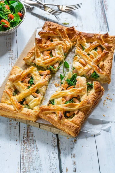 Taze yaprak salata - yüksek açılı görünüş ile somon ve brokoli tart