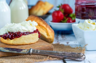 Çilek reçeli ve kaymak ile geleneksel İngiliz çörekler