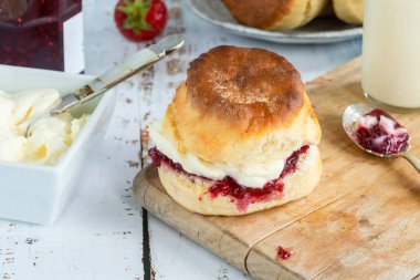 Çilek reçeli ve kaymak ile geleneksel İngiliz çörekler