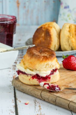 Çilek reçeli ve kaymak ile geleneksel İngiliz çörekler