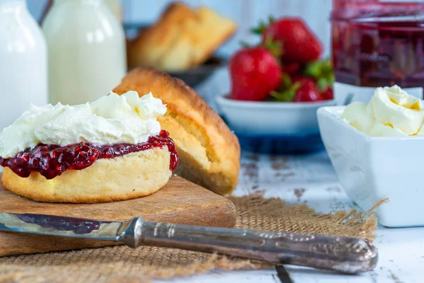 Scones Ingleses Tradicionais Com Geléia Morango Creme Coagulado — Fotografia de Stock