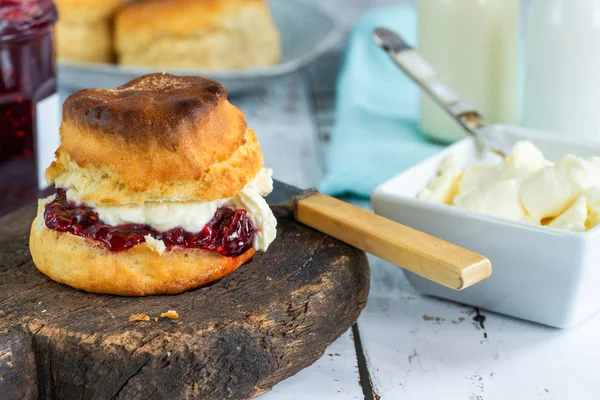 Çilek reçeli ve kaymak ile geleneksel İngiliz çörekler