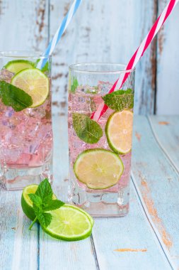 Pembe gül Limonata limon ve taze nane ile. Serinletici yaz alkolsüz içecek.
