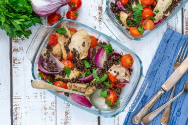 Fırında tavuk ve kiraz domates ile puy mercimek - üstten görünüm