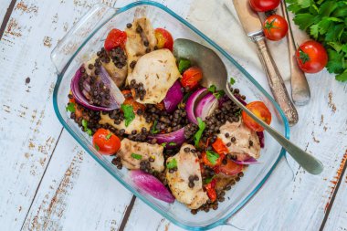 Fırında tavuk ve kiraz domates ile puy mercimek - üstten görünüm