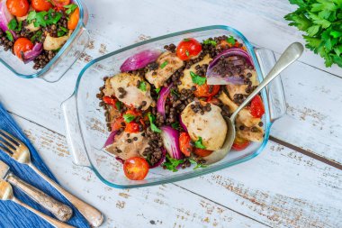 Fırında tavuk ve kiraz domates ile puy mercimek - üstten görünüm