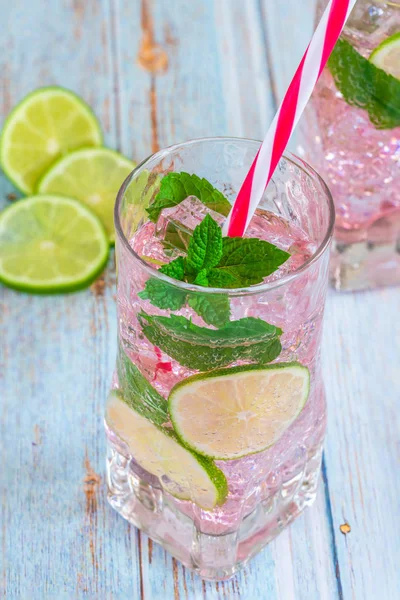 Rosarote Rosenlimonade Mit Limette Und Frischer Minze Erfrischendes Alkoholfreies Sommergetränk — Stockfoto