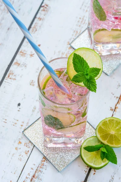 Rosarote Rosenlimonade Mit Limette Und Frischer Minze Erfrischendes Alkoholfreies Sommergetränk — Stockfoto