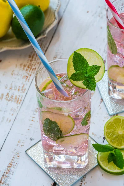 Vaaleanpunainen Ruusulimonadi Limetillä Tuoreella Mintulla Virkistävä Kesä Alkoholiton Juoma — kuvapankkivalokuva