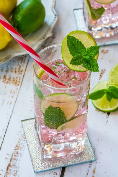 Rosarote Rosenlimonade Mit Limette Und Frischer Minze Erfrischendes Alkoholfreies Sommergetränk — Stockfoto