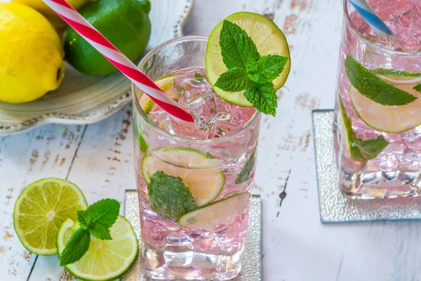 Rosarote Rosenlimonade Mit Limette Und Frischer Minze Erfrischendes Alkoholfreies Sommergetränk — Stockfoto