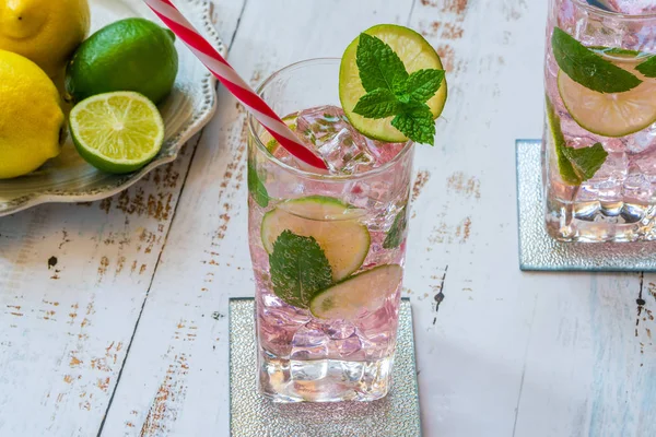 Rosarote Rosenlimonade Mit Limette Und Frischer Minze Erfrischendes Alkoholfreies Sommergetränk — Stockfoto