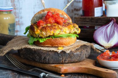 Ton balığı ve Mısır çörek domates salsa ile burger